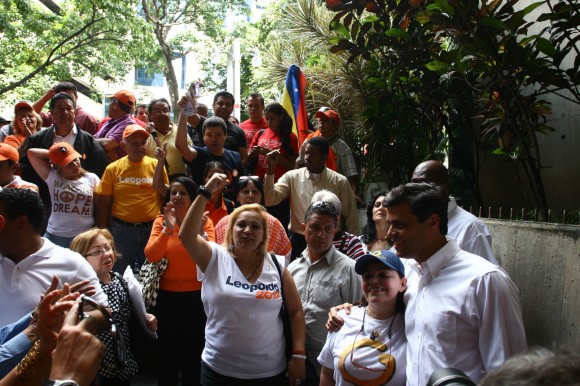 Leopoldo López en la concentración de apoyo a Globovisión frente a la sede del TSJ en el Rosal