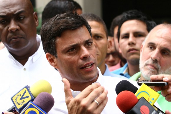 Leopoldo López en la concentración de apoyo a Globovisión frente a la sede del TSJ en el Rosal