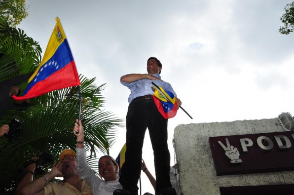 Leopoldo López a la salida de su inscripción para las Primarias