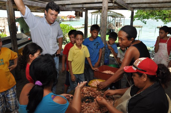 Leopoldo López con los pescadores de Santa Rosa de Agua, en la parroquia de Coquivacoa, Maracaibo